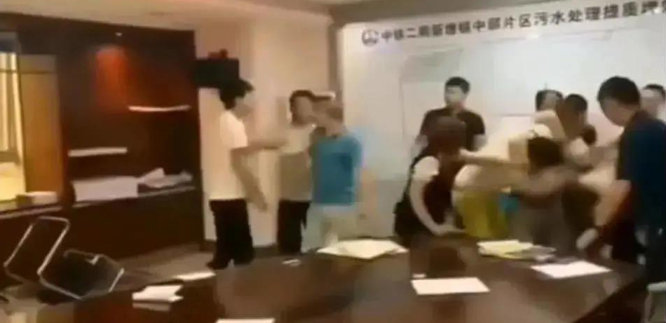 中鐵二局閥門投標現場，報最低價者被“群揍”…咋回事？